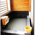在統茂 花了800元升等的溫泉套房有專屬的戶外溫泉浴池