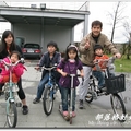 簡大姐的兒子林益誠帶著三星兩憶民宿主人游導的五個小孩騎腳踏車出遊