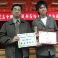 華梵大學教務長蔡傳暉頒獎給橘野藤 理工科博士的他以前也是文藝青少年