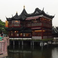 老城隍廟是明清建築，遊客繁多，商品以日常生活用品為主，還有上海地方小吃，琳瑯滿目、應有盡有，非常熱鬧。
本圖片為筆者所拍攝
