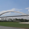 盧浦大橋位于上海2010年世博會會址的中軸線上，是當今世界第一鋼結構拱橋，花費25億人民幣，可耐12級颱風，黃浦江全長約113公里，終年不凍，是上海重要的水道。
以上圖片為筆者所拍攝
