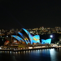 鑲崁在璀璨夜空中的雪梨歌劇院