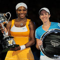2010澳網女單衛冕冠軍美國小威Serena 及圖右亞軍比利時Henin