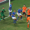 2010.7.2 荷蘭 10號Sneijder和7號Kuyt 接力頭球頂進大門 攻下致勝分