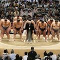 2010.7.11 日本相撲協會代理事長率力士爲簽賭案致歉