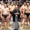 2010.9.13 日本相撲協會放駒理事長率力士爲簽賭案致歉