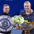 2010.10.11 中國北京網球賽女單冠軍Wozniacki 及左亞軍Zvonareva