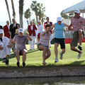 20110403 Stacy Lewis 及桿弟 家人 跳水歡慶首座LPGA冠軍 就在Nabisco Championship