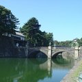 日本皇族居住地，靜默旳氛圍很符合想像！那座橋的倒影像不像眼鏡？所以它有著「眼鏡橋」的趣稱。