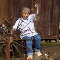 在岳陽附近的張谷英村，媽媽看到古老的紡紗機，忍不住想重溫舊夢。這麼咔擦一下，就要兩塊RMB呢。 （2005年5月）