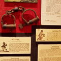 博物館中展示的黑人被奴役器具和文件