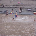 酆都 –江邊玩水的小孩