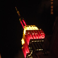 為了慶祝中國的虎年新年，紐約帝國大廈除了晚間點上帶喜氣的紅、黃色燈，大廳裡也裝飾了中國風味的櫥窗。