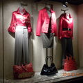 櫥窗展示紅色系列的衣服，不過主要是為了情人節。