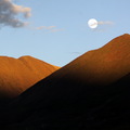 接近拉薩時已是傍晚，月兒攀上高原山頭。