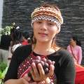 可愛的原住民美眉高欣蘭要挑戰葡萄，族人齊聚為她加油