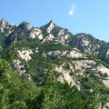 雲蒙山方圓500平方公里
靠北京懷柔與密雲交界處
主峰高達1414米
山體主要由白奎紀火山岩花崗石構成
群峰疊起，峭壁千仞
有北國小黃山的美稱
