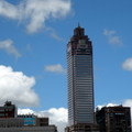 新光三越大樓,巍峨矗立在藍天下