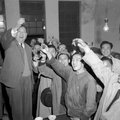台北市第一屆民選市長，台南人吳三連獲悉當選後在辦事處與支持者舉杯同歡。 (秦凱 1951年)