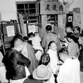 民國三十九年十月一日台北市舉行第一屆市議員選舉，選民等待圈票。 (秦凱 1950年)