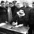 1947年7月15日，南京市選舉第一屆國民大會代表，蔣介石公開示範圈票