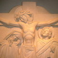教堂內的浮雕 - 耶穌釘上十字架