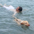 演一個被狗狗救上來的溺水者