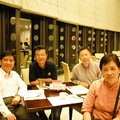 相片中人物依序左起，四人在台北聚會用餐。