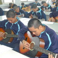 這群孩子學吉他也超有天份的^_^
阿樂老師借了幾把吉他放在宿舍供孩子們使用，每天晚上練習結束,總能看見穿著棒球服彈著吉他的可愛孩子們哦!