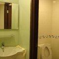 特別設計調整過的浴室,採用乾濕分離,壁面是貼烤漆玻璃喔!