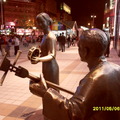 王井府大街的塑雕 -- 街頭賣唱