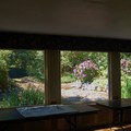 Lodge一樓西側的畫圖室並排著三個大窗，外眺花園，從任何角度看，每個窗景都可以是一幅完整而充滿光影效果的畫。如果玻璃可以通風，那麼作庭園畫時，還可以感受到畫畫對象所散發的氣息。