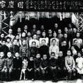 用相機翻拍 1946年大姑媽結婚歸寧時的尹氏家族主要成員合影 
