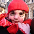 2006年的大年初一,大女兒平平在巴黎市政府前等待舞龍舞獅表演的人群中,拍下了這張可愛的小女孩.
