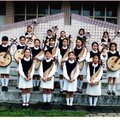 安安五年級時,與北市光復國小國樂團彈撥組的同學合影.
(前排左起第二位)