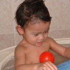 小劉不喜歡洗頭,每次洗澡洗頭時,總要想盡辦法...
為了把他拐進洗澡間,洗澡的玩具要準備很多...