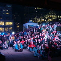2010溫哥華冬季奧運,一群人觀賞大螢幕上播出的賽事.