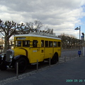 停Deutsches Architekturmuseum 門口的bus