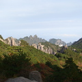 右為蓮花峰是黃山最高峰 1860公尺
左為天都峰