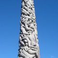 生命之柱(材質花崗岩)，高17公尺，重270頓