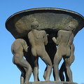六個巨人扛著大噴泉象徵人生的負擔與壓力，旁邊圍繞的是象徵人與自然的關係