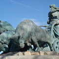 北歐神話中的神農噴泉(女神將自己四個兒子變成牛，從瑞典手中在24小時之內耕出丹麥國土)