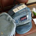 出國前只有中間一個藍色大包包，在日本買了些東西，淺藍色包包塞不進去了，還多了星巴克的杯子得提在手上。
