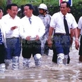 宋主席(左三)涉水進入岡山五甲尾了解災情。