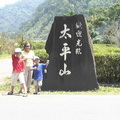 奶奶跟兩個孫子在太平山山碑