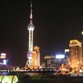 上海，一個多變謎樣的城市。自古以來，靠海的港灣，就時常融入各方不同的文化，在這樣東西交流下，會是什麼樣的一個商業城呢？