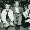 1991年管媽與許陽明參加以廢除刑法第一百條為目標的「100行動聯盟」，在行動聯盟反閱兵前夜，與行動發起人李鎮源博士在台大醫學院被軍警包圍時的合影。
