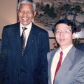 南非總統曼德拉來台灣說明要與台灣斷交時，時任民進黨國大黨團幹事長的許陽明與黨團幹部在圓山大飯店與曼德拉會面。