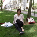 管媽在哈佛銅像不遠處的草坪上。