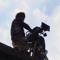 戲好像是有原因的 除了導演和演員和戲本之外  還有默默在鏡頭外工作辛苦的工作人員  你看看  都爬上屋頂了